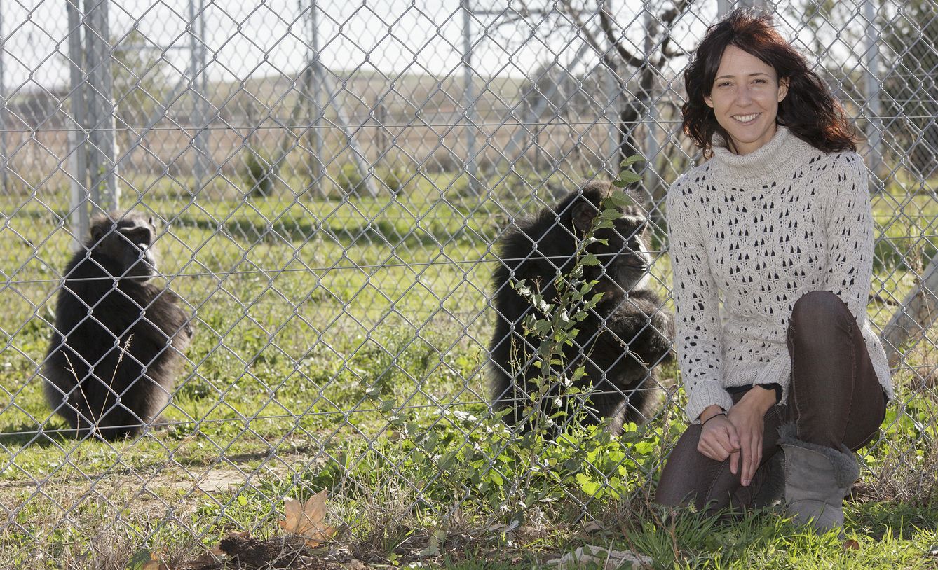 Marta, junto a dos de los chimpancés de Rainfer.