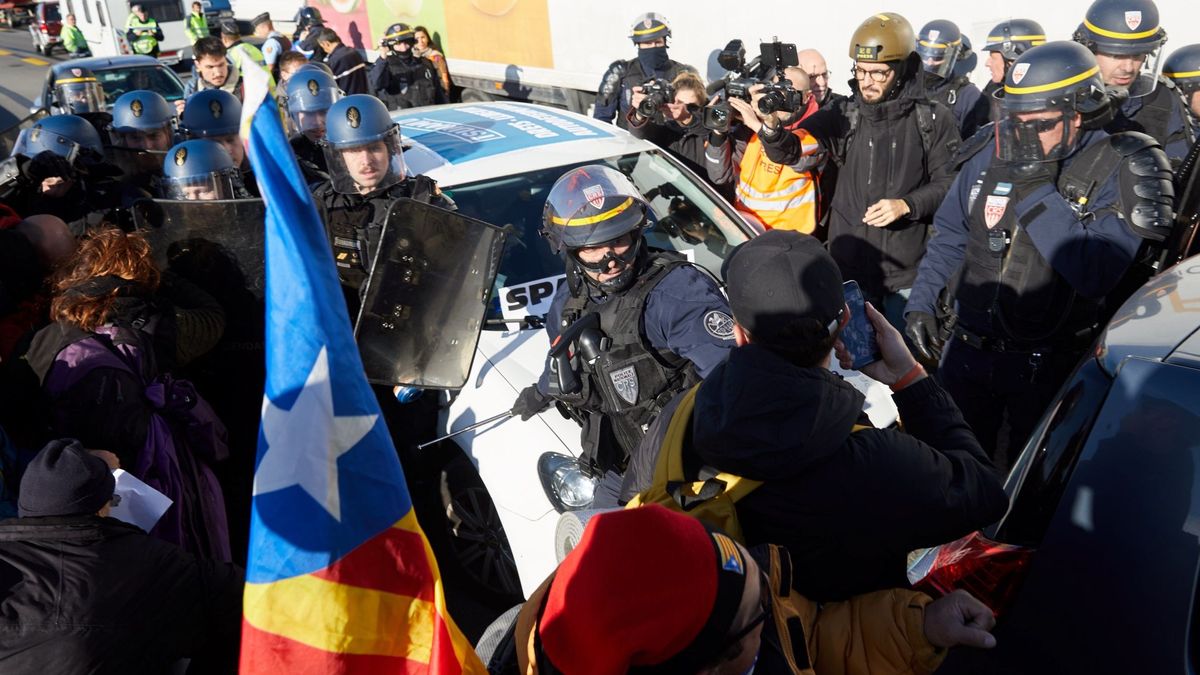 Secesionistas planean pasar la noche en la frontera pese a la tensión con los gendarmes