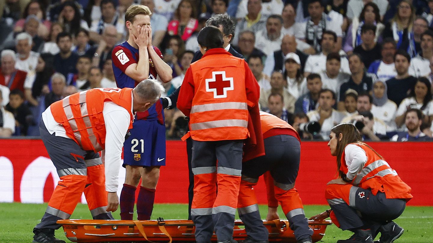 Frenkie de Jong, tras caer lesionado contra el Real Madrid. (Reuters/Susana Vera)