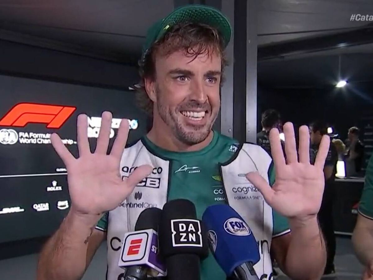 Foto: Fernando Alonso muestra cómo están sus manos tras el GP de Qatar (DAZN).