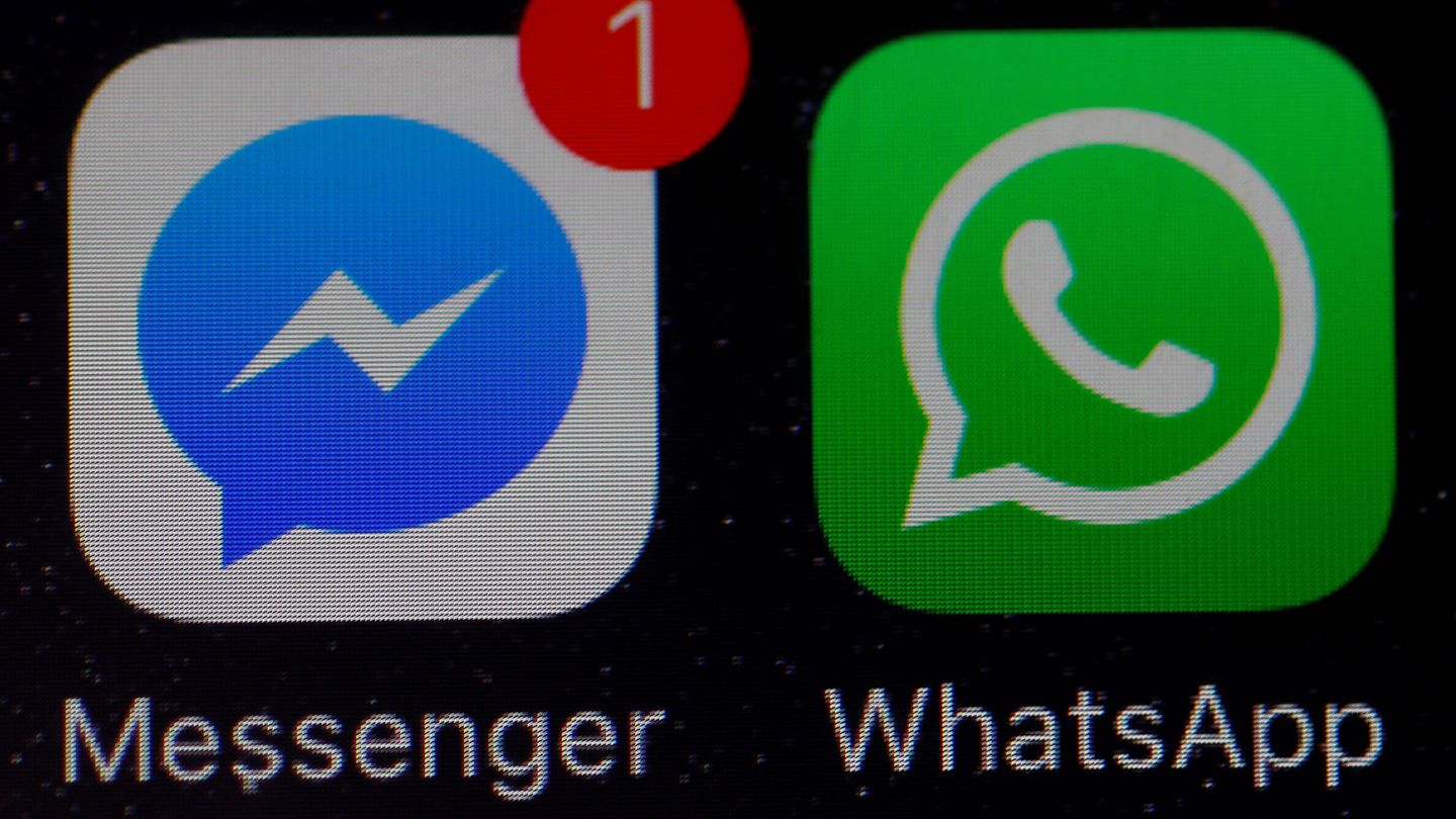 WhatsApp and Facebook messenger icons are seen on an iPhone in Manchester , Britain March 27, 2017. REUTERS Phil Noble
