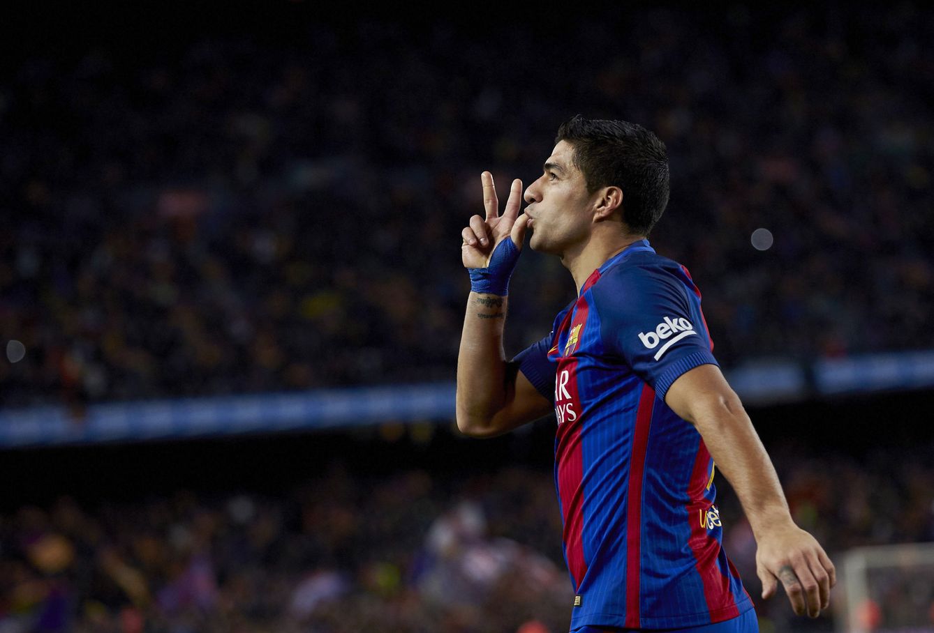 Suárez celebra su gol ante la grada del Camp Nou (Alejandro García/EFE).
