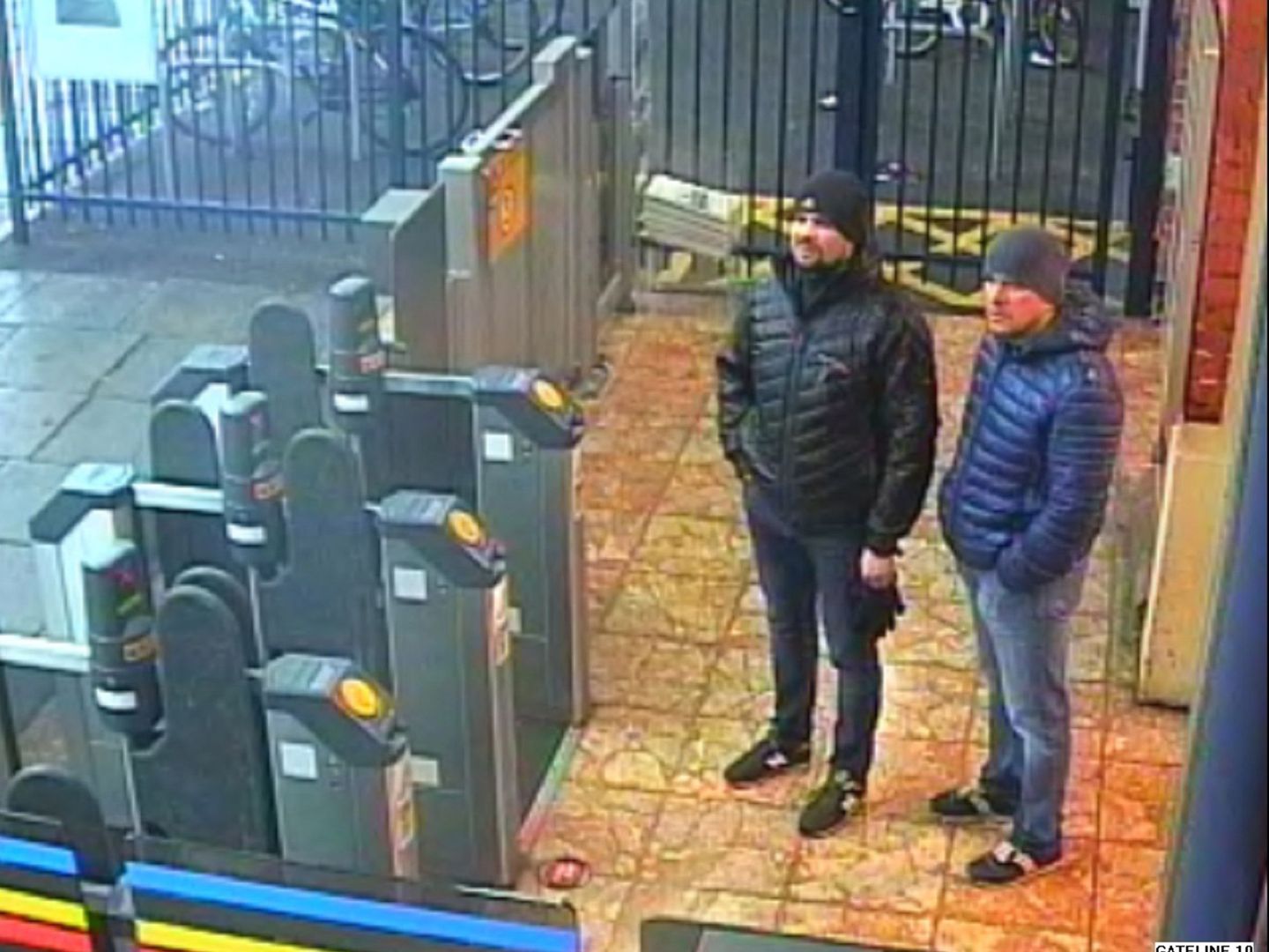 Captura de vídeo del 3 de marzo de 2018 que muestra a los dos hombres señalados por el Reino Unido como sospechosos del envenenamiento con Novichok en Salisbury. (EFE)