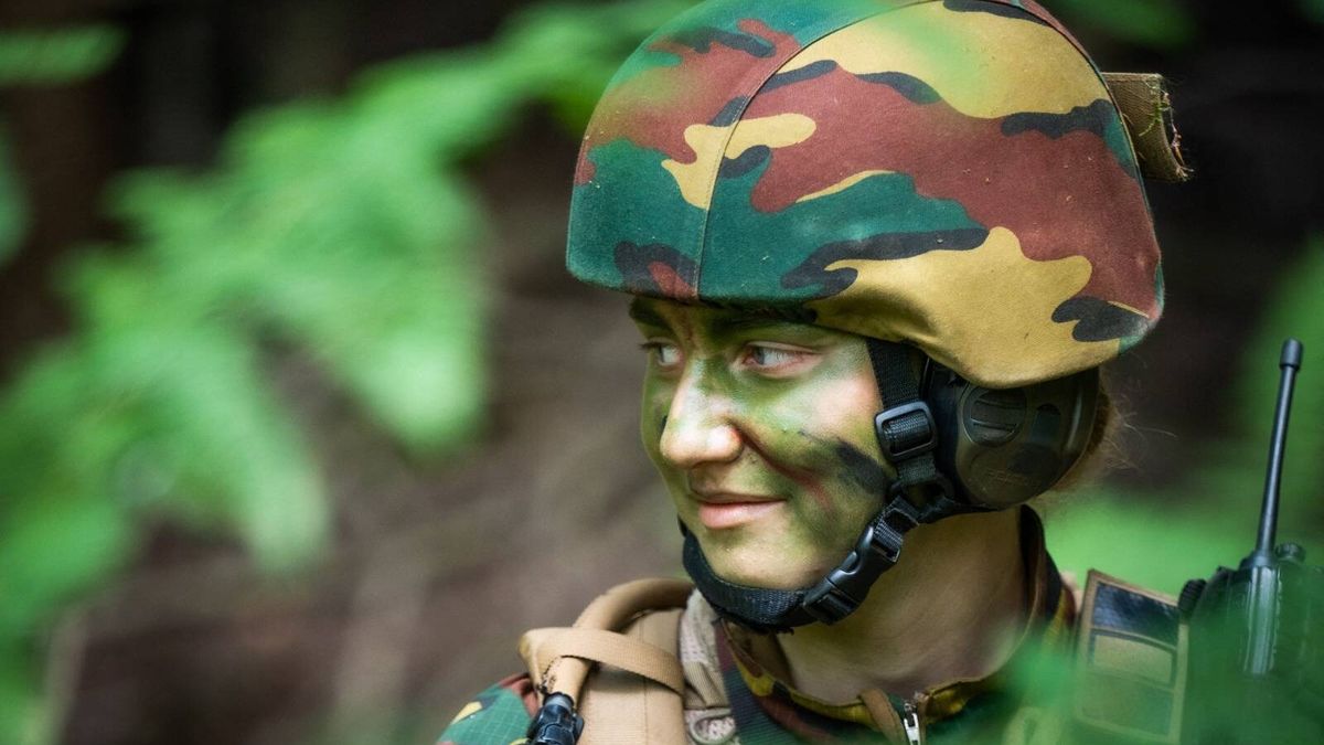 La imagen más insólita de Elisabeth de Bélgica: uniforme, armas y rostro camuflado