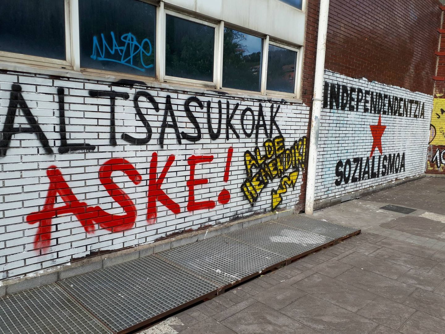 Pintada a favor de los agresores de Alsasua y en contra de la Guardia Civil en un municipio vasco.