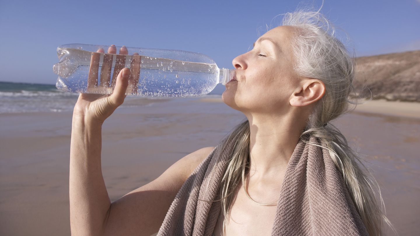 Beber agua es necesario a cualquier edad (A. Green/Corbis)