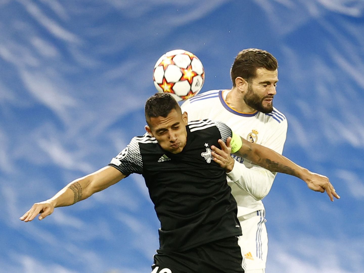 Nacho disputa un balón en el partido entre el Real Madrid y el Sheriff. (Efe)