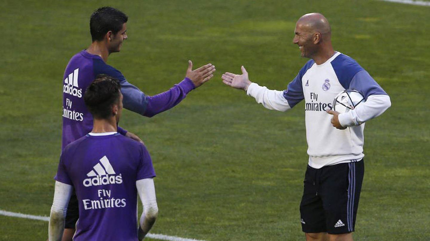Morata y Zidane se saludan. (EFE/Rubén Sánchez)