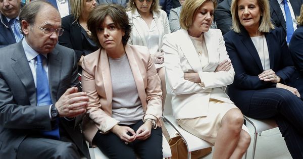 Foto: Soraya y Cospedal en la investidura del presidente de la Comunidad de Madrid. (Gtres)