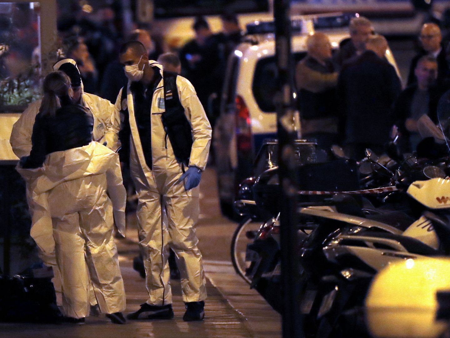 Los forenses franceses supervisan la zona del ataque en París. (EFE) 