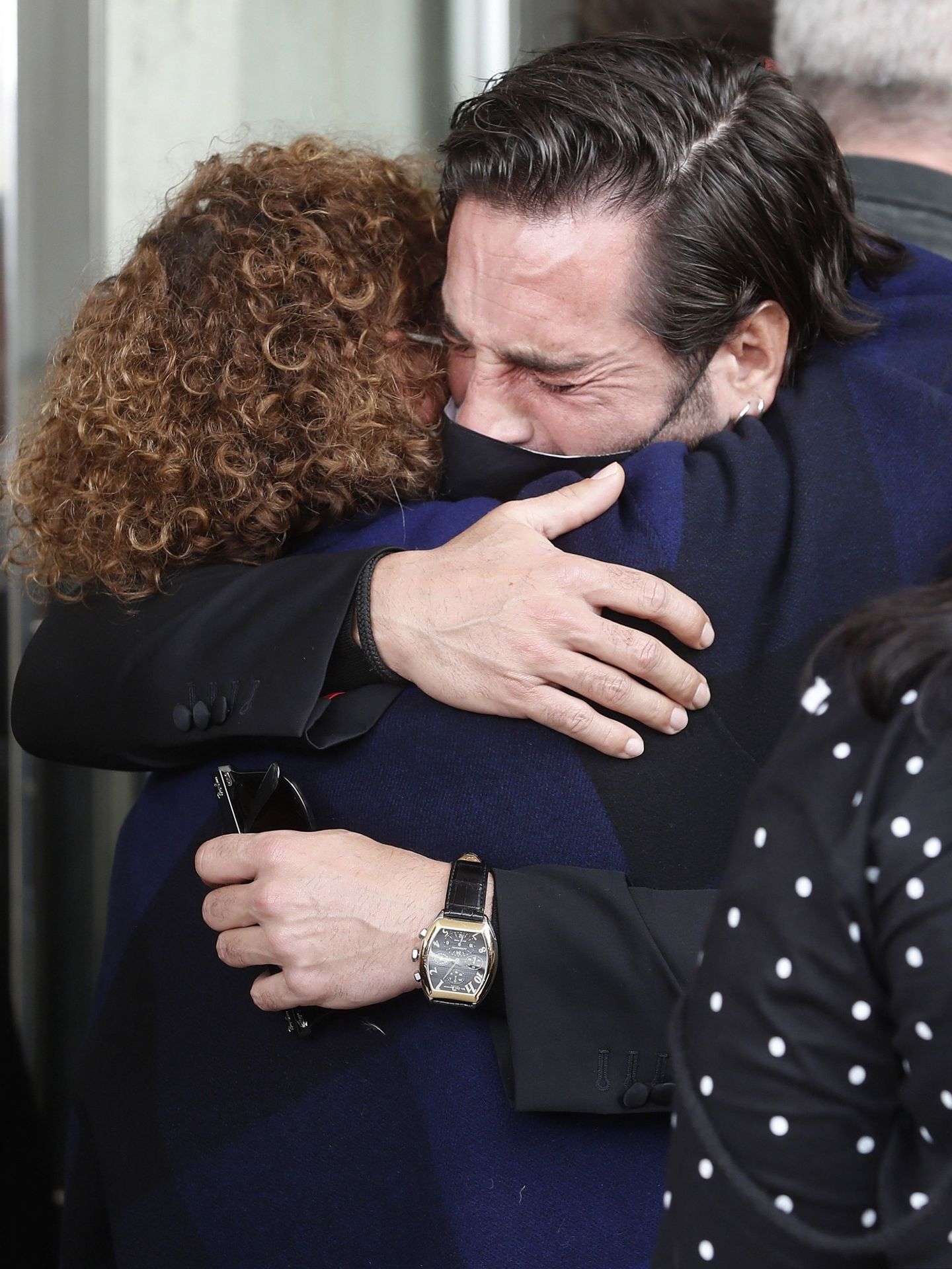 La madre del cantante Álex Casademunt, Rosa González, se abraza emocionada a David Bustamante. (EFE) 
