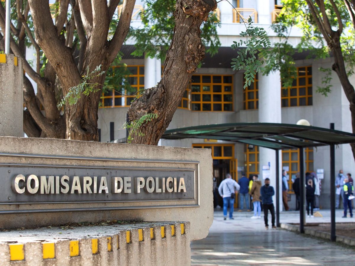 Foto: Vista exterior de la Comisaría Provincial de Málaga. (EFE/Daniel Pérez)