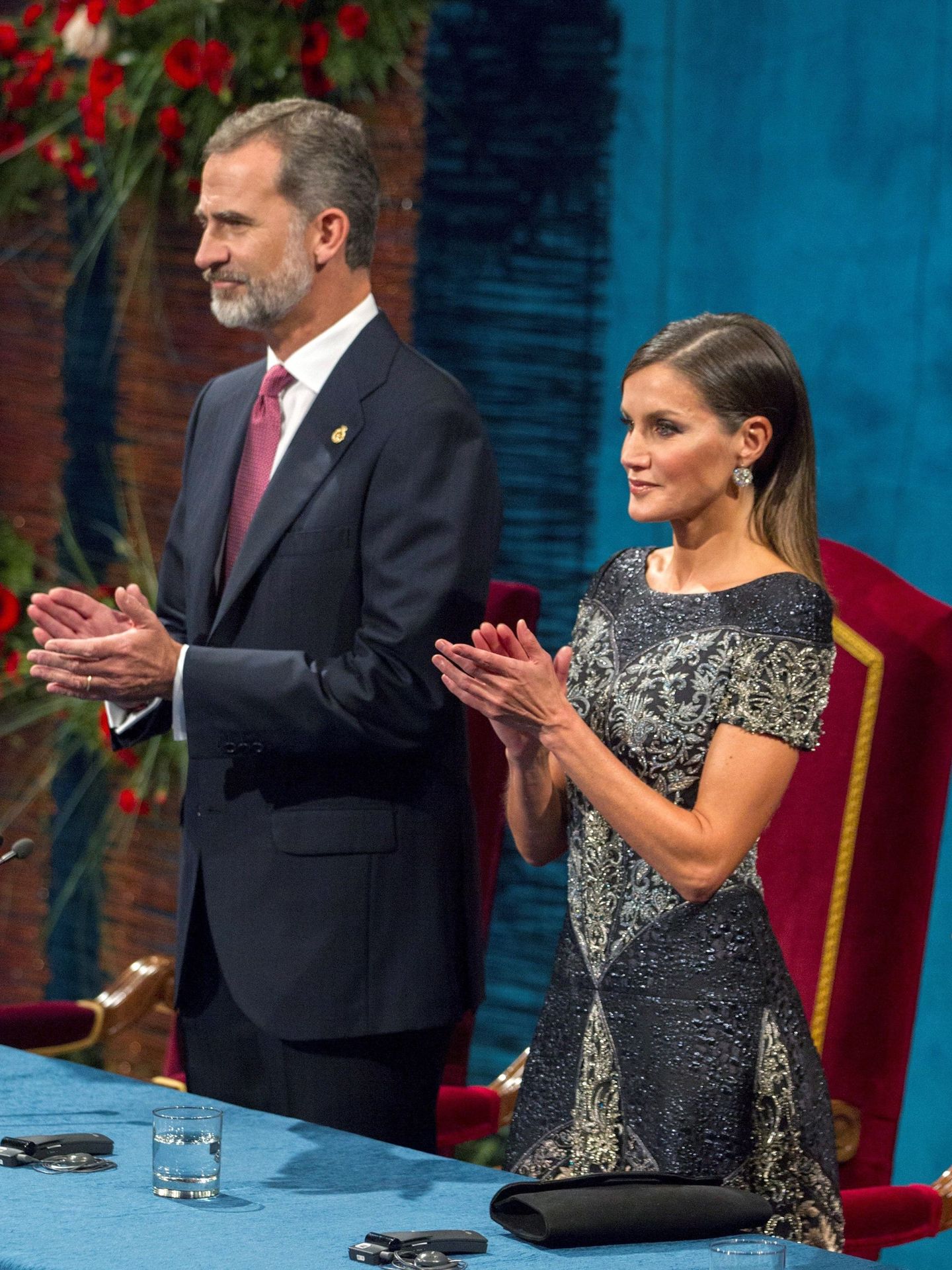 El rey Felipe y la reina Letizia, durante la entrega de los Premios Princesa de Asturias 2018. (EFE/Alberto Morante)