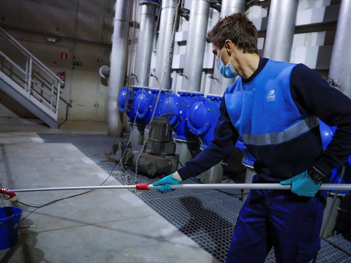 Trabajos en una planta de tratamiento de aguas residuales en Boadilla del Monte, Madrid. EFE