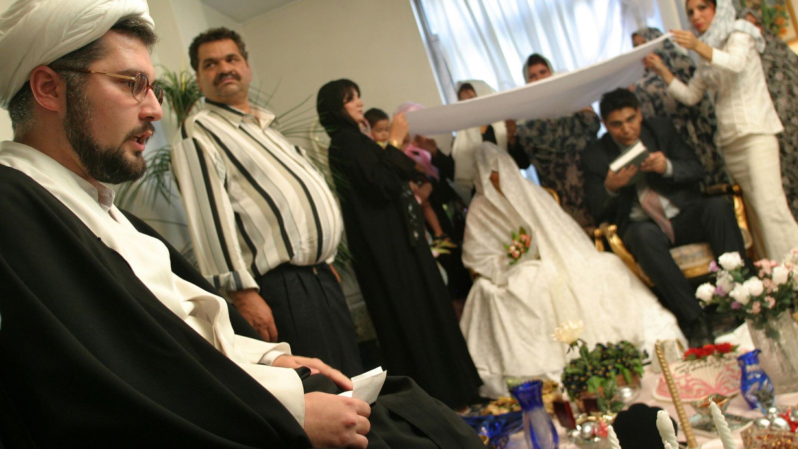 Foto: Un clérigo iraní oficia una boda en Teherán en 2005. (Reuters)