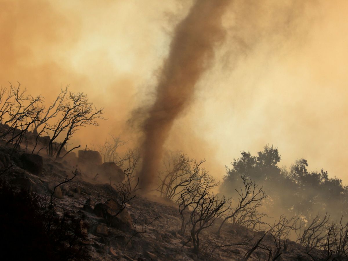 Foto: Un torbellino de ceniza y ascuas en los incendios de Santa Barbara, California, en 2019. (Reuters)