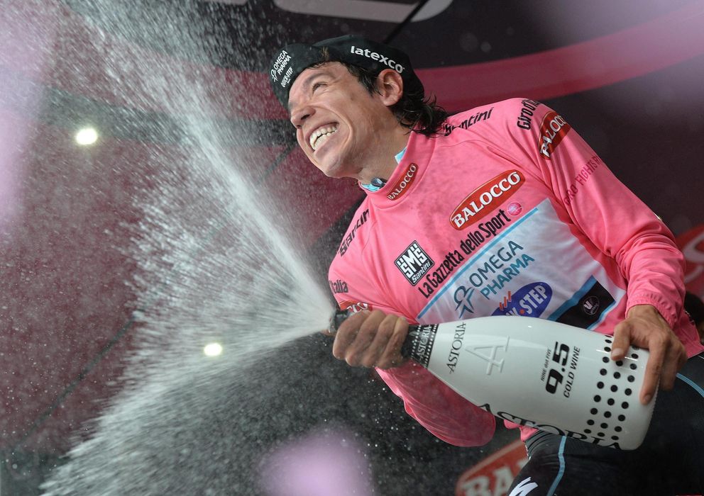 Foto: Rigoberto Urán celebra en el podio su victoria y enfundarse la 'maglia' rosa (Efe).