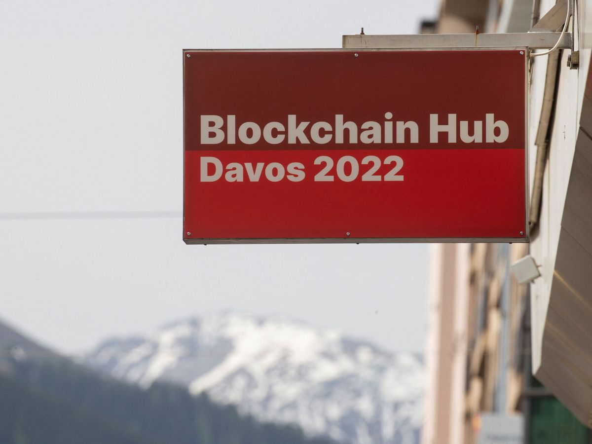 Foto: Logo del Blockchain Hub de Davos, en 2022. (Reuters/Wiegmann)