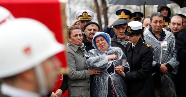 Foto: La madre del soldado Koray Karaca, muerto durante la operación militar turca en Afrin, llora durante su funeral en Estambul, el 11 de febrero de 2018. (Reuters)