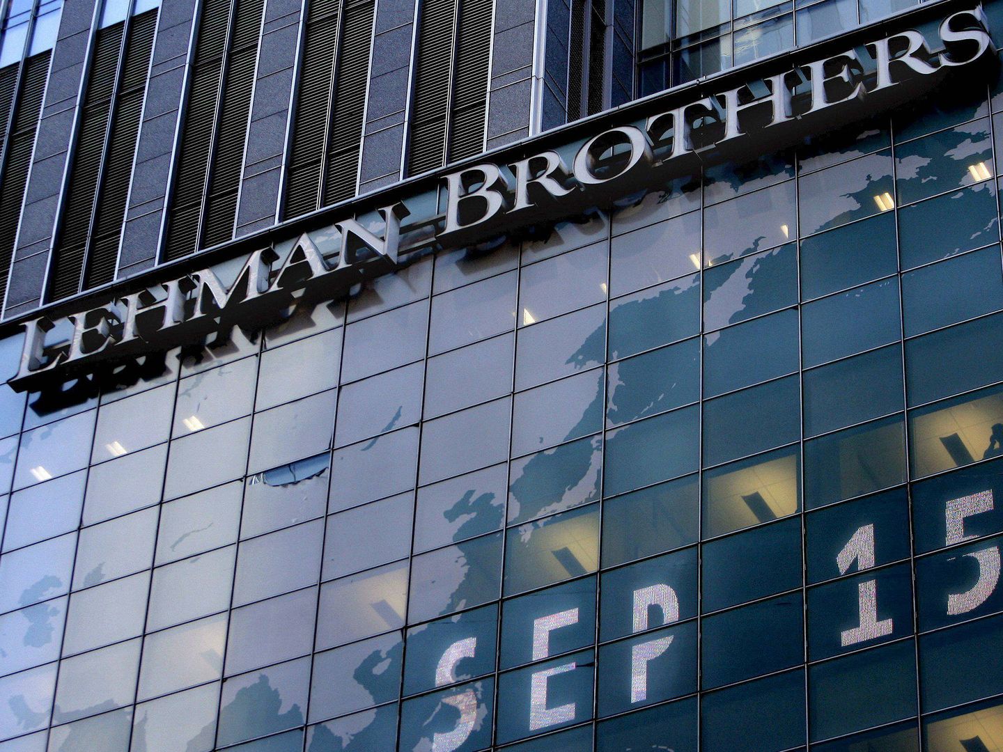 La fachada de Lehman Brothers el día que solicitó la quiebra. (Reuters)