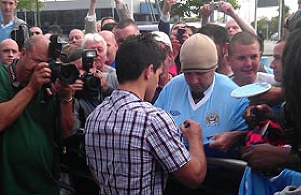 Foto: Kun Agüero esperó, aceptó y firmó: "Ya soy jugador del City"