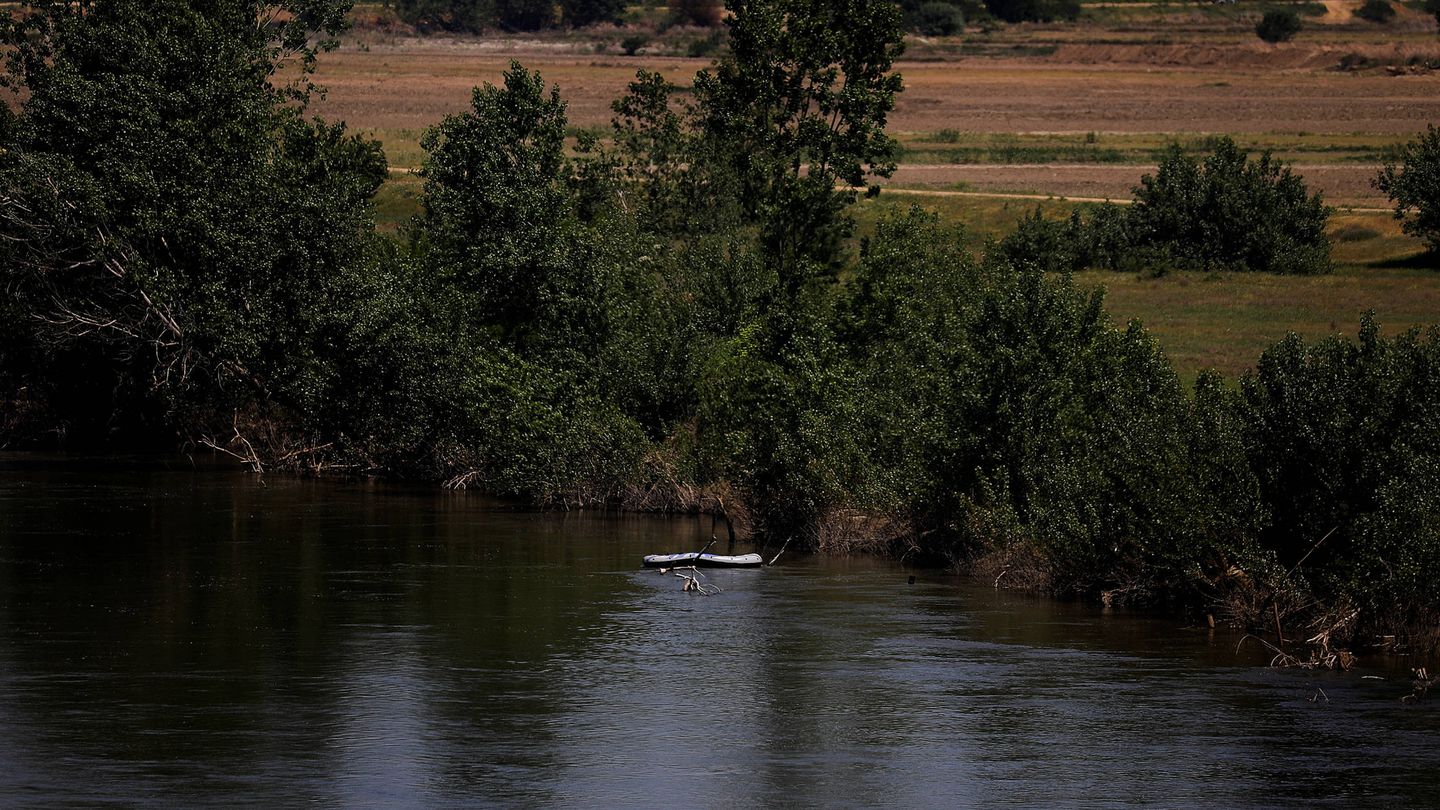 Una balsa hinchable utilizada por refugiados para cruzar el río Evros, en el lado turco de la frontera. (Reuters)