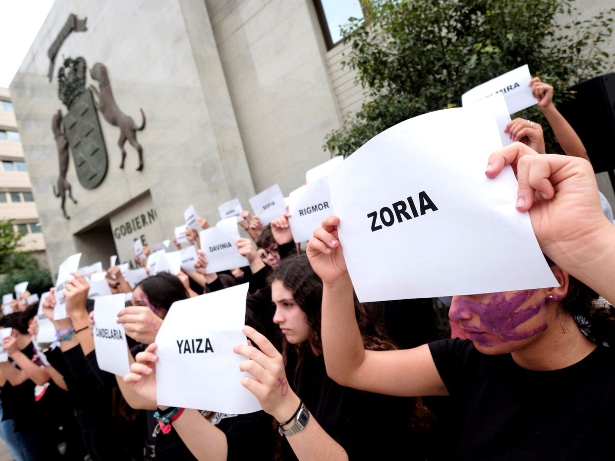 Foto: Jóvenes muestran hojas con los nombres de las víctimas de violencia de género en España en 2019. (EFE)