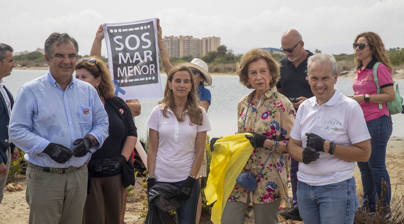 La reina Sofía participando como voluntaria en la limpieza ambiental de la playa de la caleta del Estacio. (EFE)