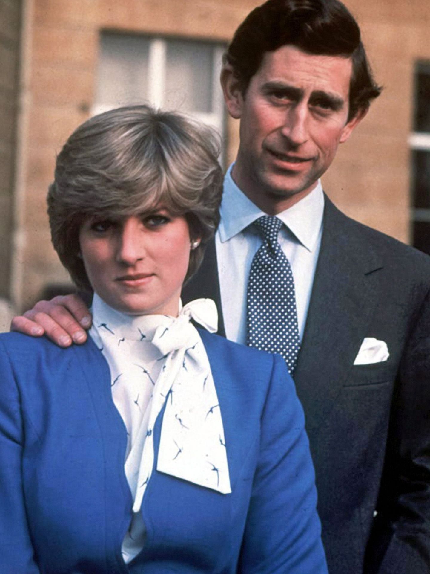 Fotografía de archivo de la princesa Diana, junto a su entonces prometido, el príncipe Carlos. (EFE)