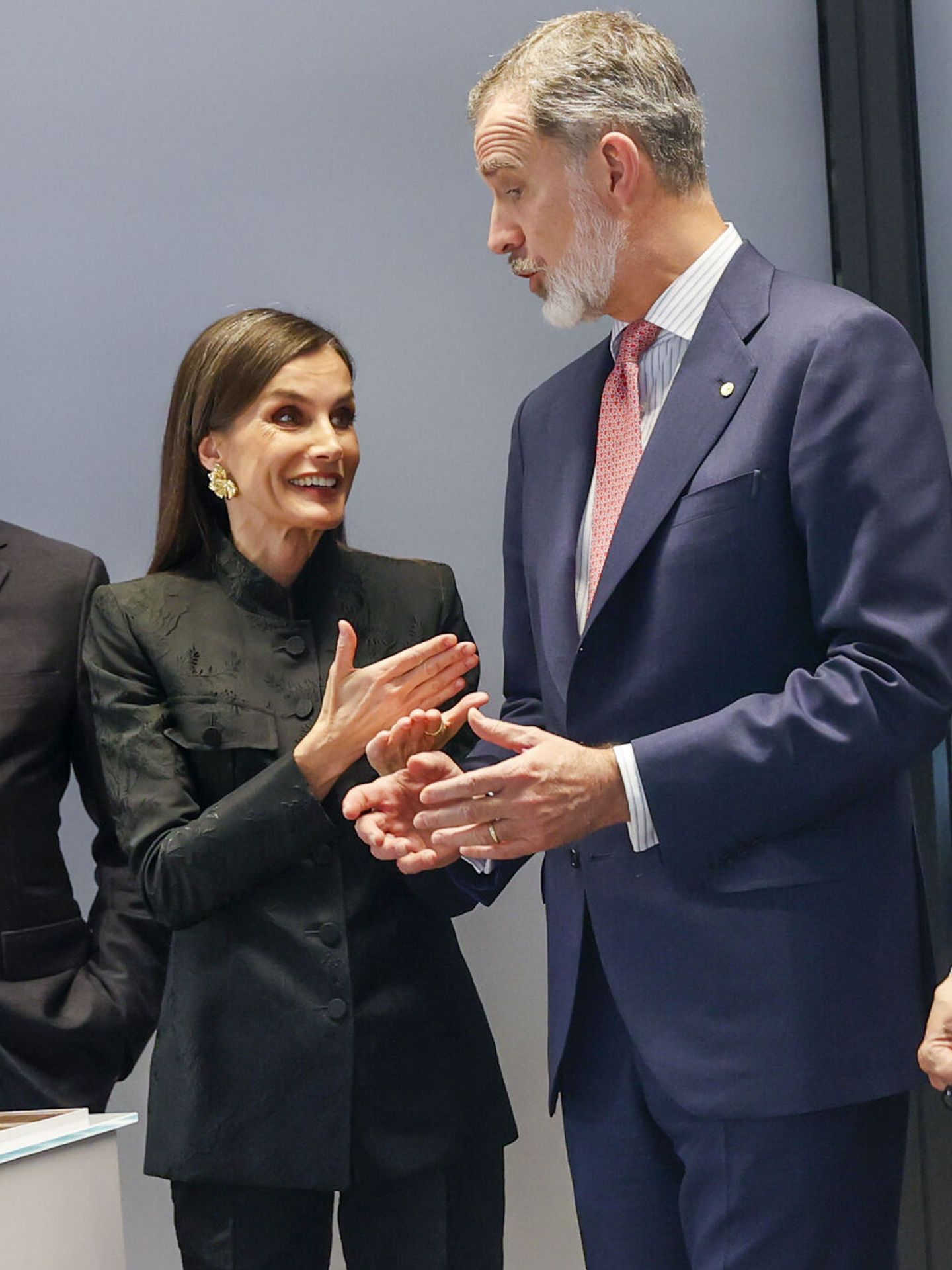 Felipe VI conversa con Letizia durante su visia a Barcelona. (EFE)