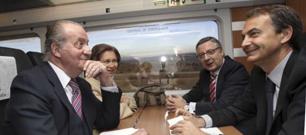 Foto: Los Reyes, Zapatero y Blanco se 'suben' al carro del éxito de la alta velocidad a Valencia