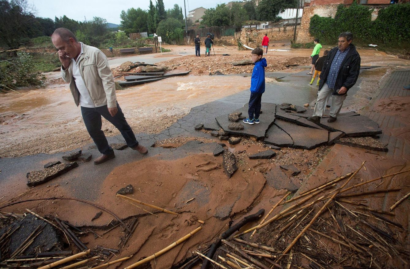 Varias viviendas de la localidad castellonense de Benlloch se inundaron temporalmente tras las fuertes lluvias. (EFE)
