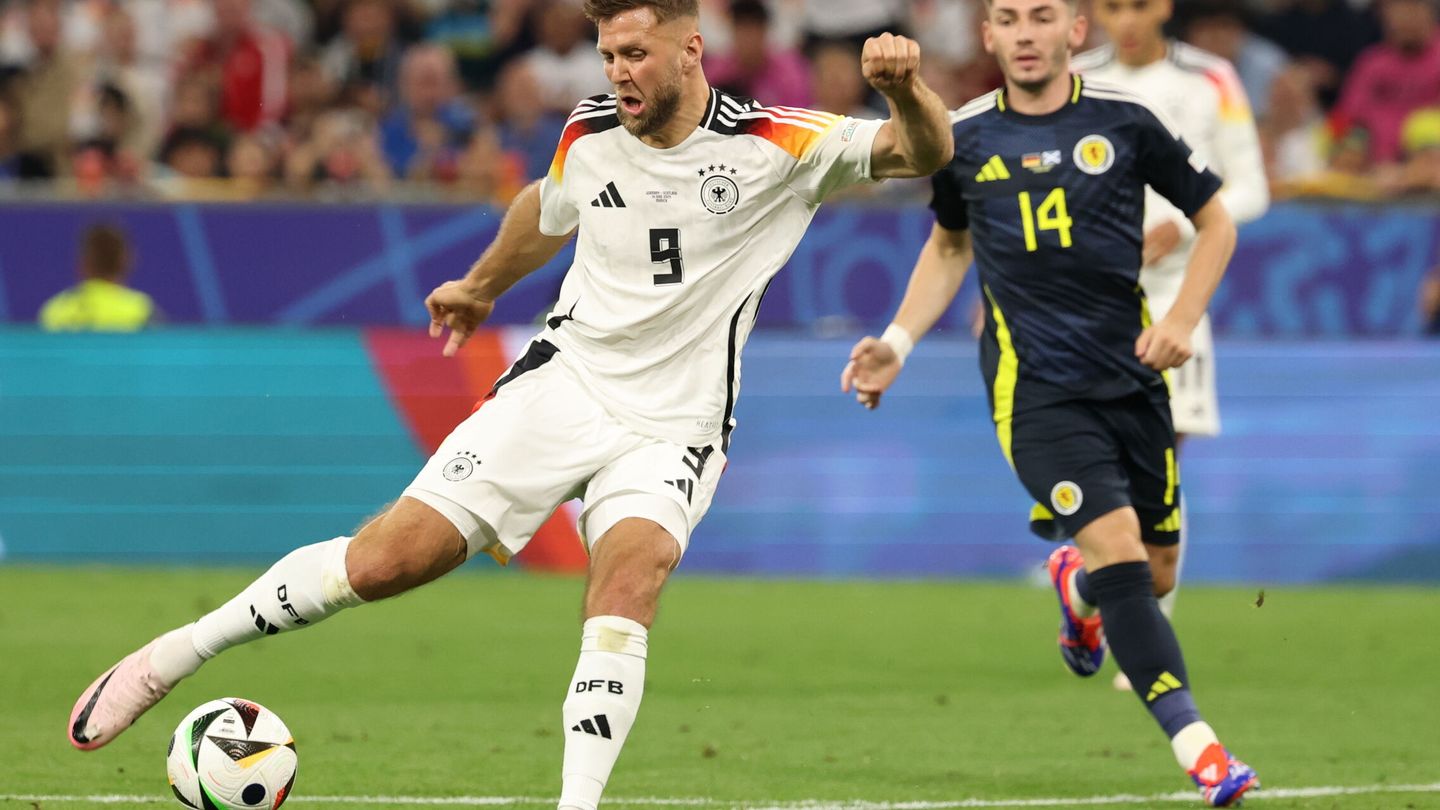 Munich (Germany), 14 06 2024.- Niclas Fuellkrug of Germany (L) scores the 4-0 goal during the UEFA EURO 2024 group A match between Germany and Scotland in Munich, Germany, 14 June 2024. (Alemania) EFE EPA FRIEDEMANN VOGEL 
