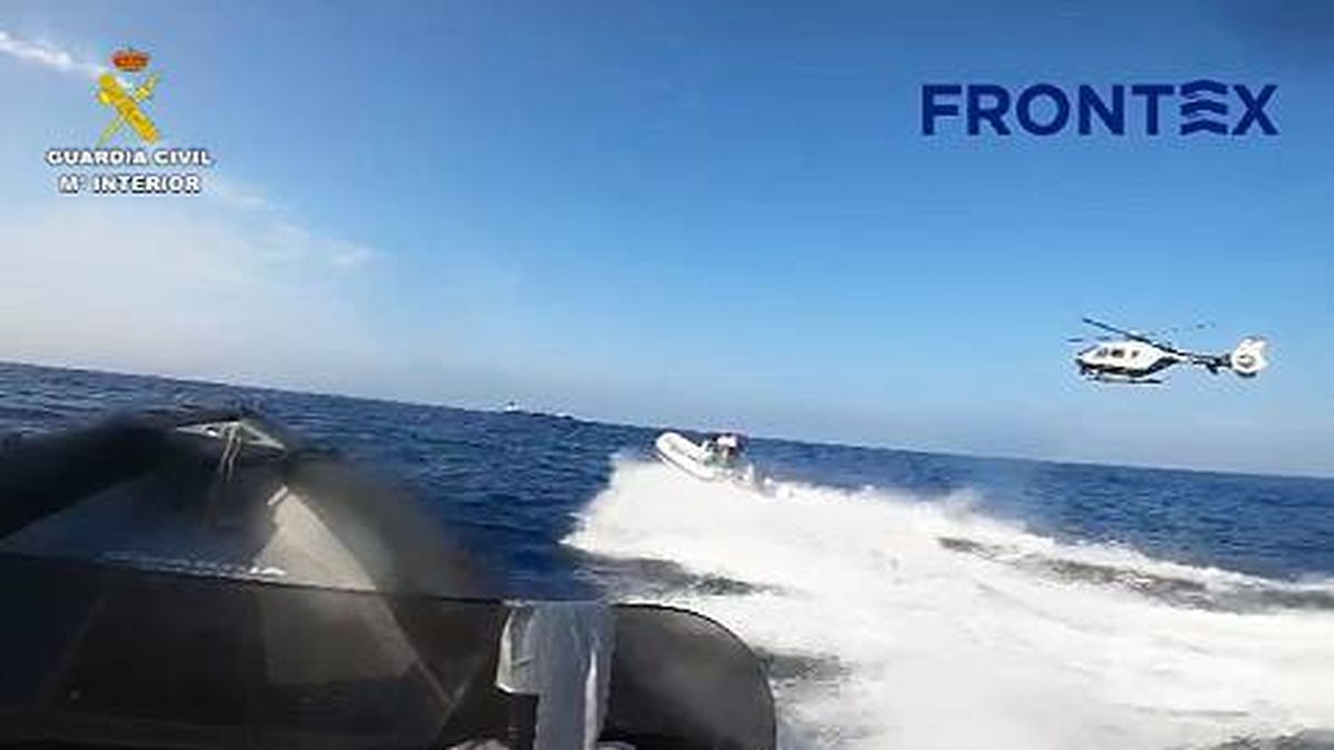 Espectacular rescate en el mar de tres delincuentes que huían de la Guardia Civil 