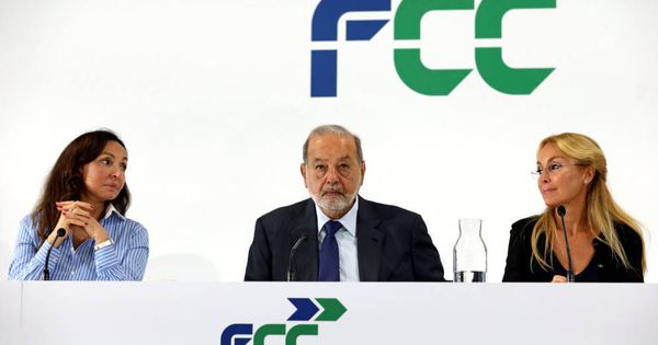 Foto: Carlos Slim, sentado entre Esther Koplowitz y su hija y presidenta de FCC, Esther Alcocer.