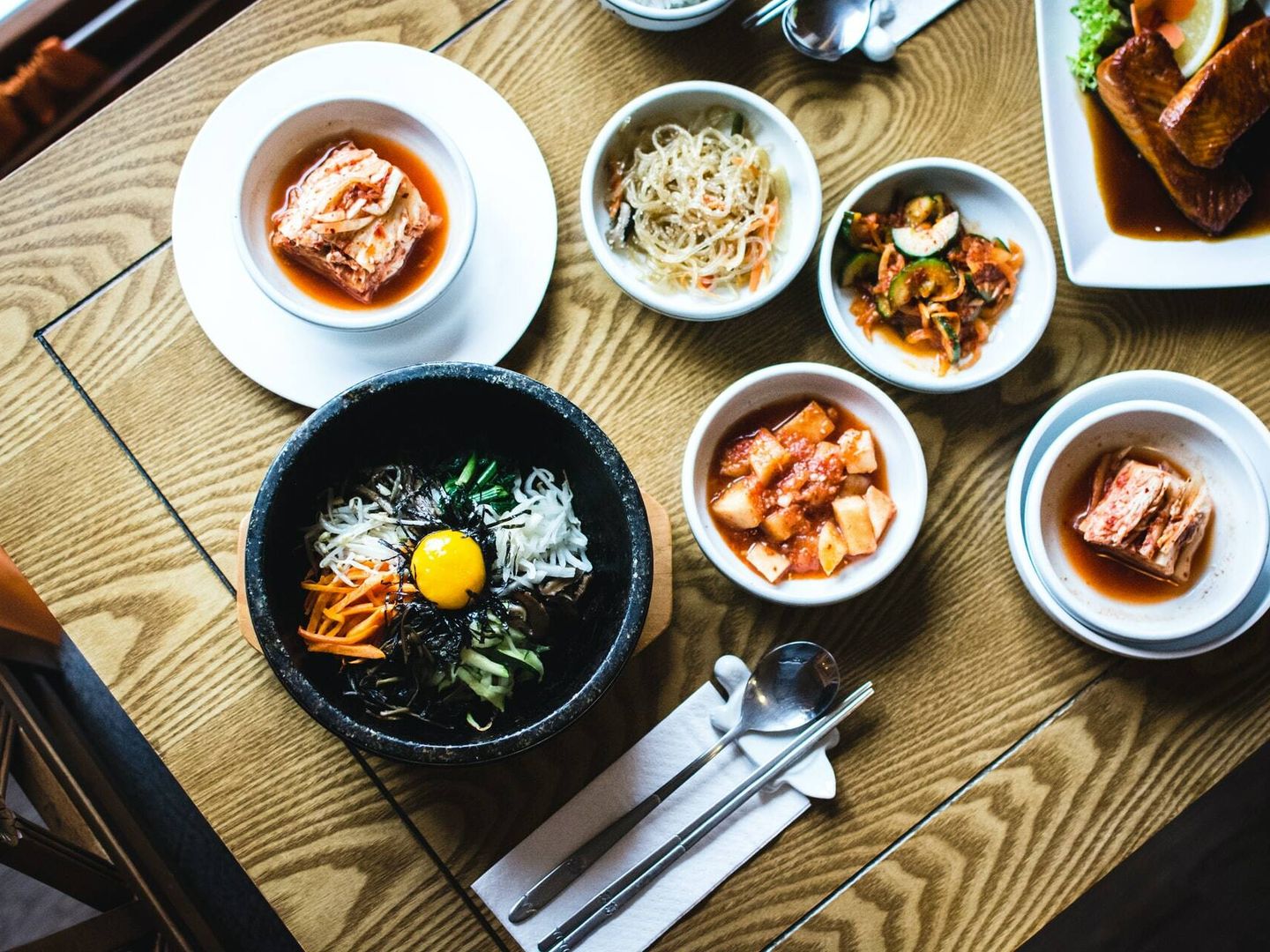 Es aconsejable consumir verduras enteras, arroz y col fermentada (también conocida como kimchi) (Unsplash)