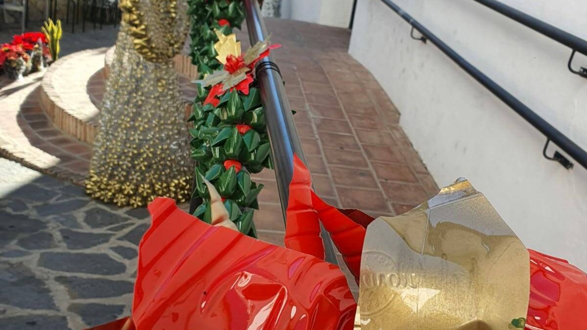 La antítesis de Vigo: el pueblo que decora su Navidad con adornos reciclados
