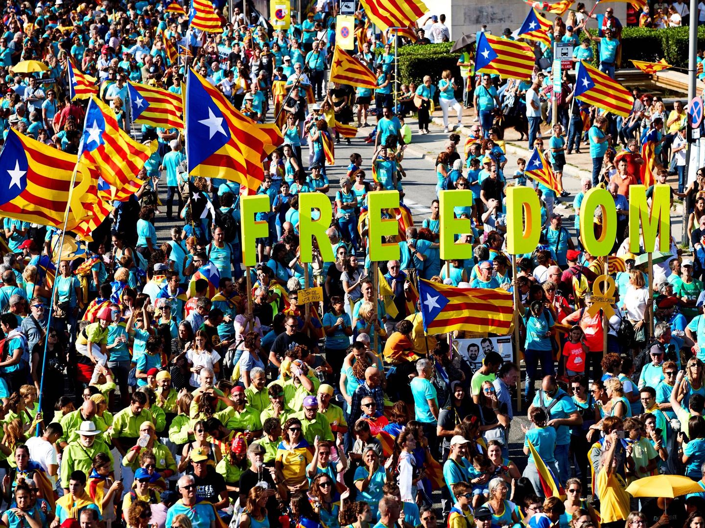 Miles de personas reclaman la independencia en la plaza España de Barcelona. (EFE)
