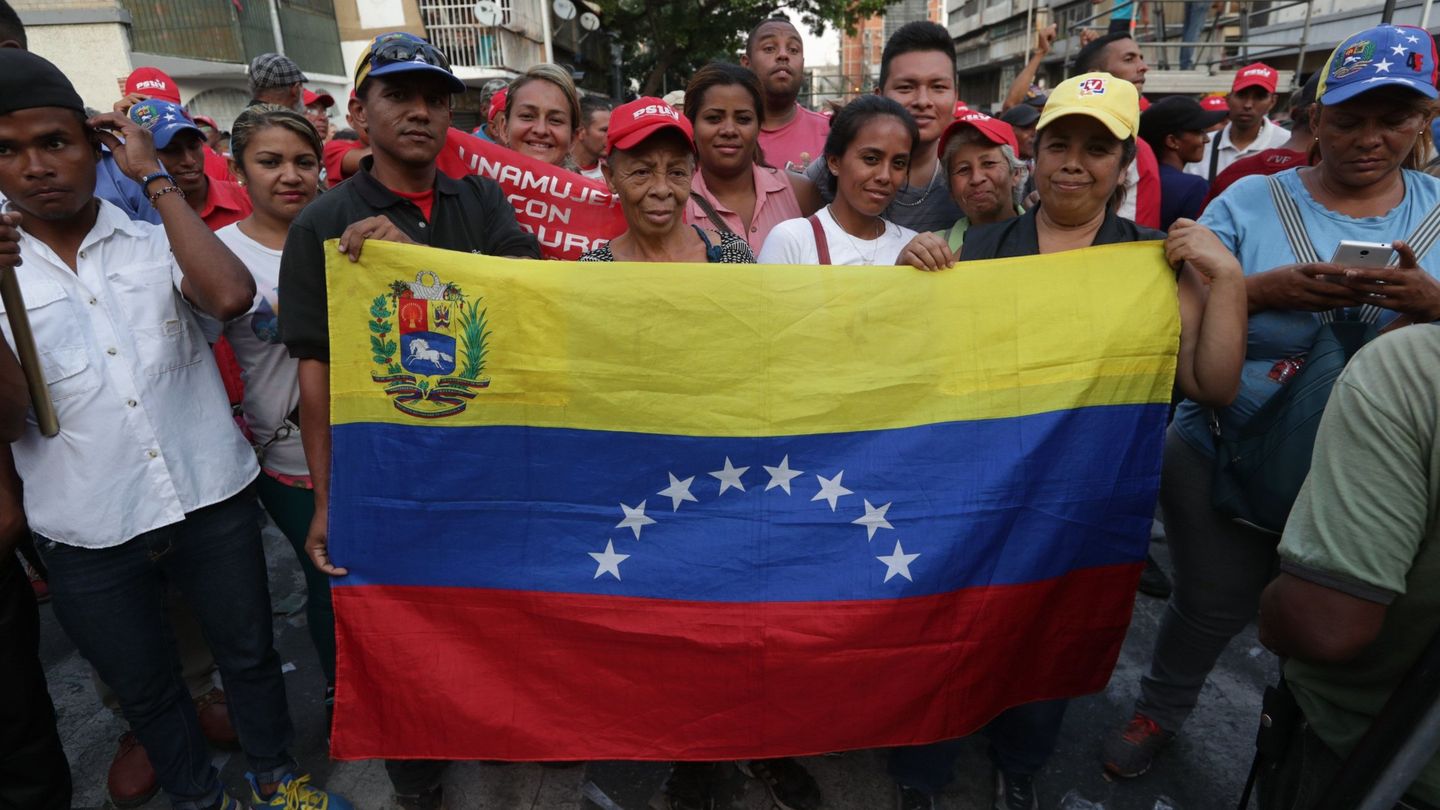 Simpatizantes del presidente Nicolás Maduro en una manifestación en apoyo al gobierno. (EFE)