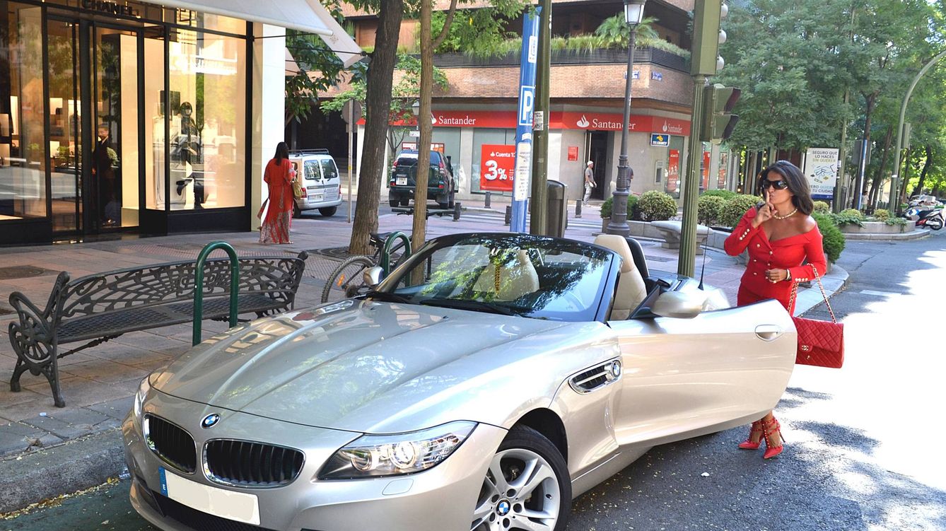 Foto: Aida Nízar posando junto a su coche en las calles de Madrid