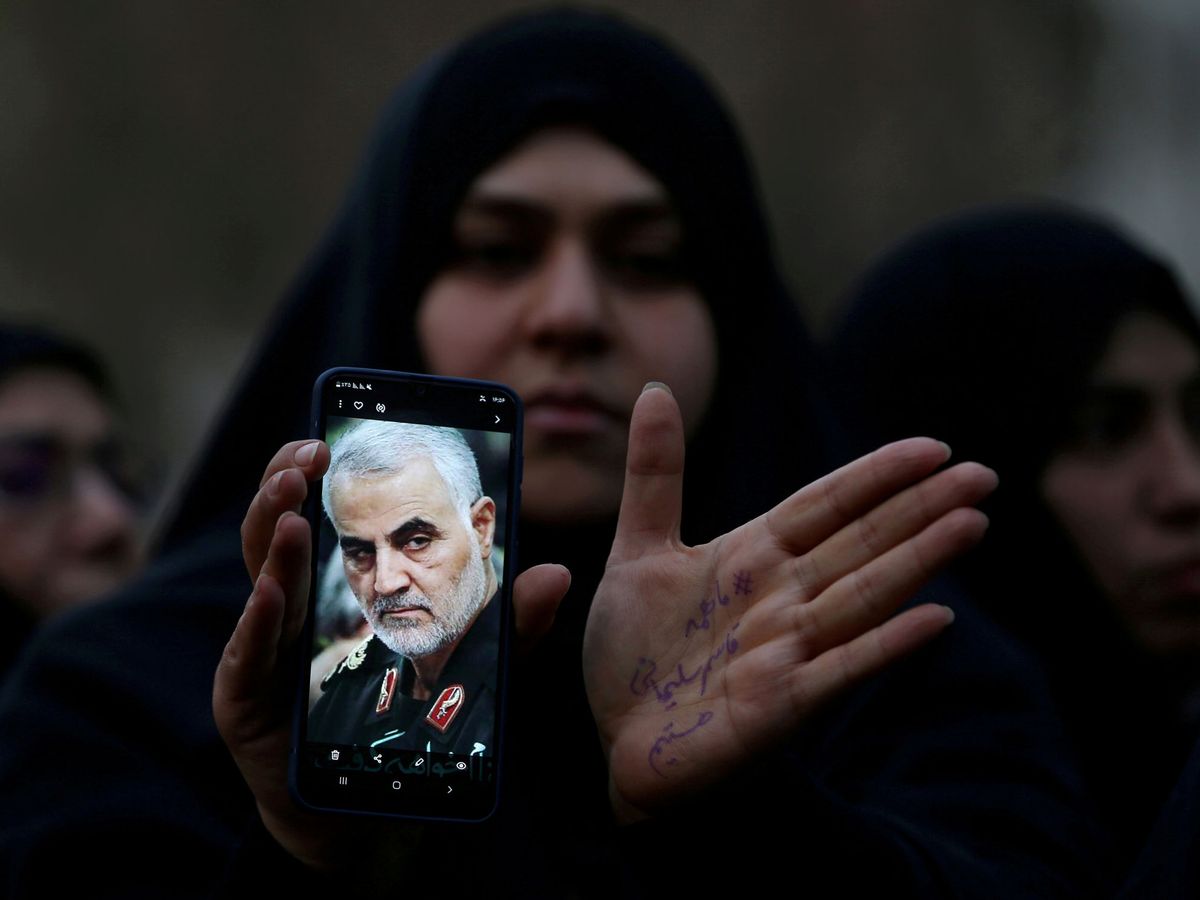 Foto: Manifestante contra el asesinato del general iraní Soleimani. (Reuters)