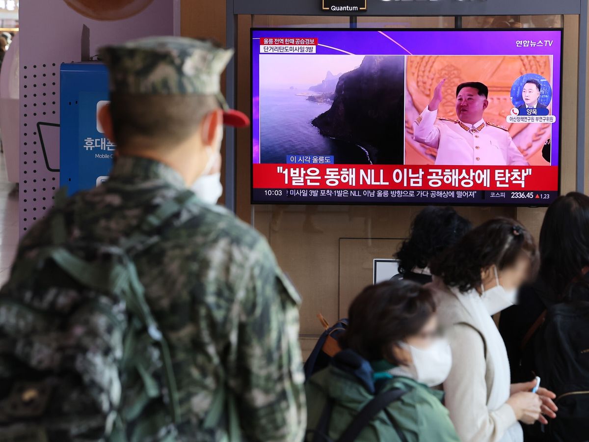 Foto: Un soldado sigue las noticias sobre el lanzamiento de misiles este miércoles. (EFE/Yonhap)