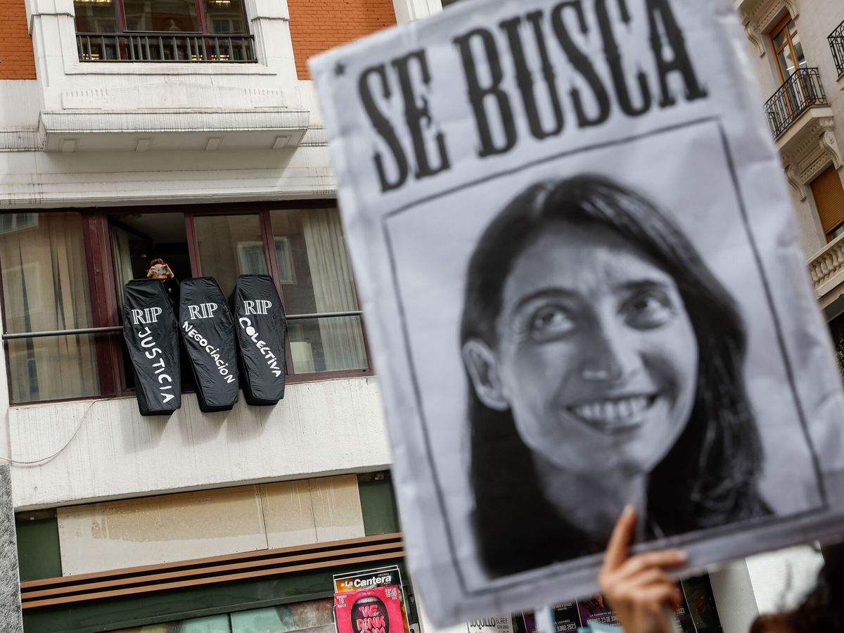 Foto: Un cartel contra la ministra Llop en una manifestación de funcionarios de la Administración de Justicia. (EFE/Daniel González)