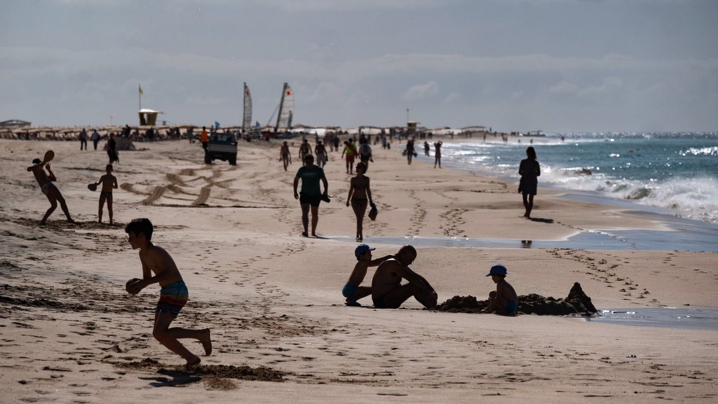 Turistas disfrutan de la playa de Morro Jable, en Fuerteventura. (EFE/Carlos De Saá)