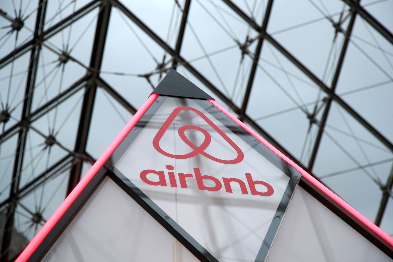El logo de Airbnb, en la pirámide del Louvre de París. (Reuters)