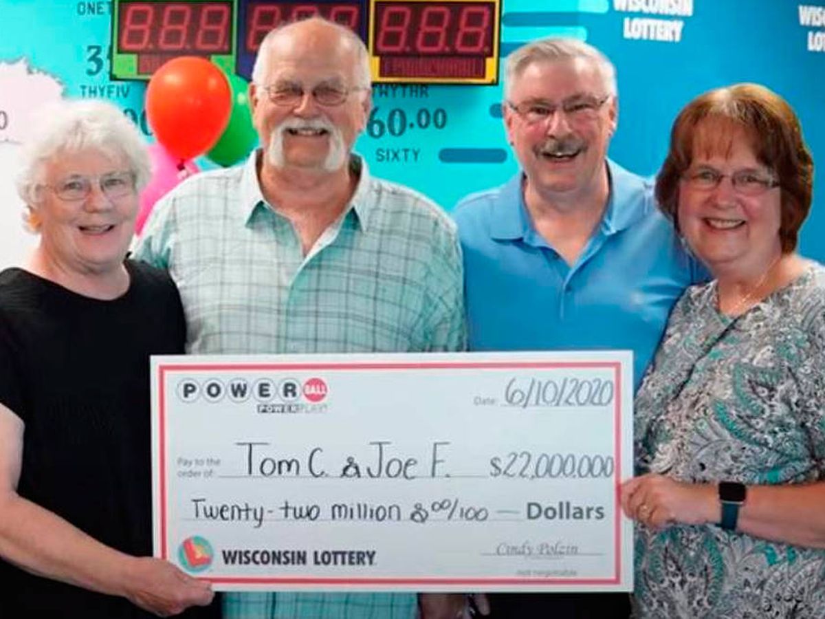 Foto: Tom, Joseph y sus respectivas esposas recogieron el cheque como ganadores del premio (Foto: Wisconsin Lottery)