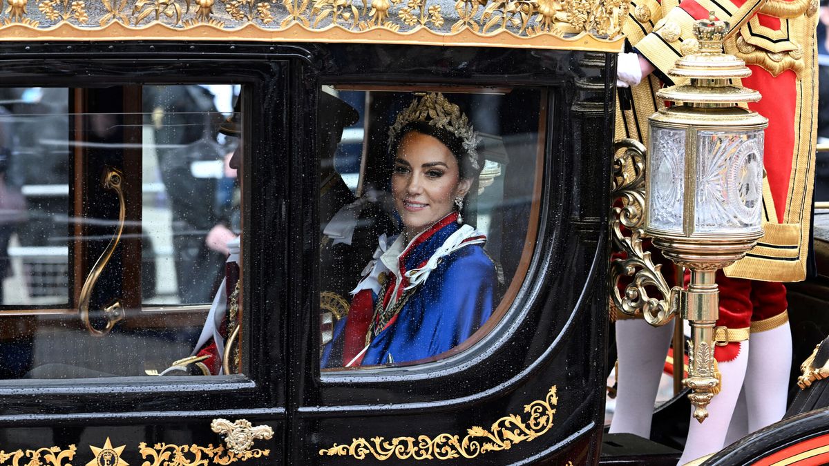 Desciframos el mensaje patriótico que escondían los looks de Kate Middleton en la coronación