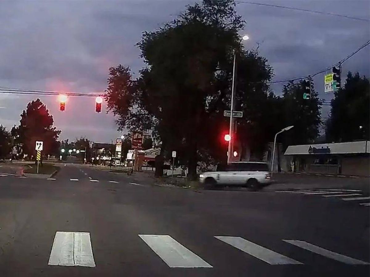 Foto: La ingeniosa (e ilegal) táctica de un conductor para evitar todos los semáforos rojos (Reddit)