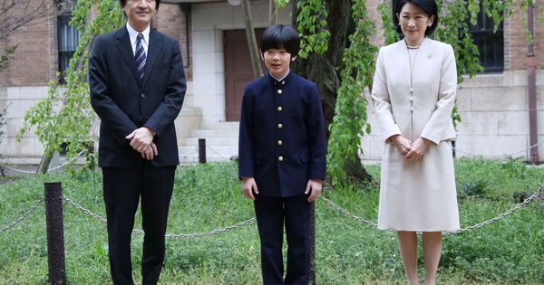 Foto: Los príncipes Akishino y Kiko, con su hijo Hisahito. (Reuters)