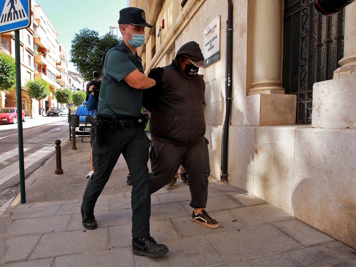 Foto: Uno de los detenidos por su supuesta participación en una violación grupal a una menor de 14 años en l'Olleria. Foto: Efe 